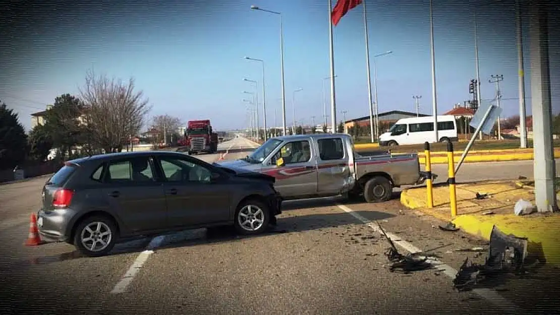 Konya'da tali yoldan çıkan pikapla otomobil çarpıştı: 2 yaralı