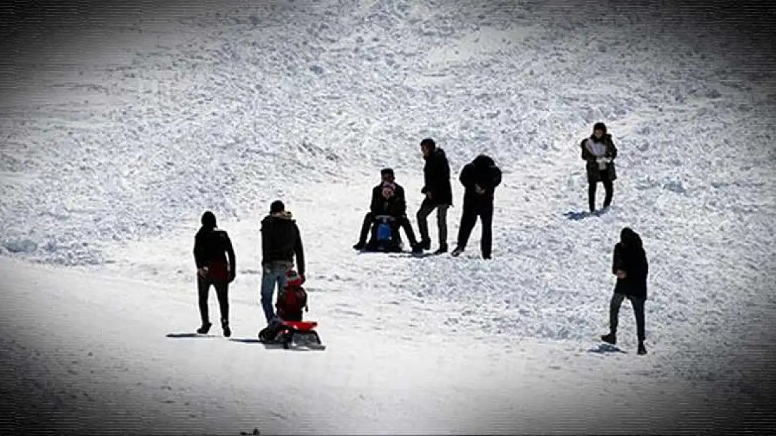 Adını ilk kez duydukları Aladağ Kayak Merkezi'ne hayran kaldılar