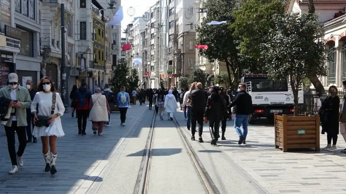 İstiklal Caddesi kısıtlamaya rağmen yine aynı