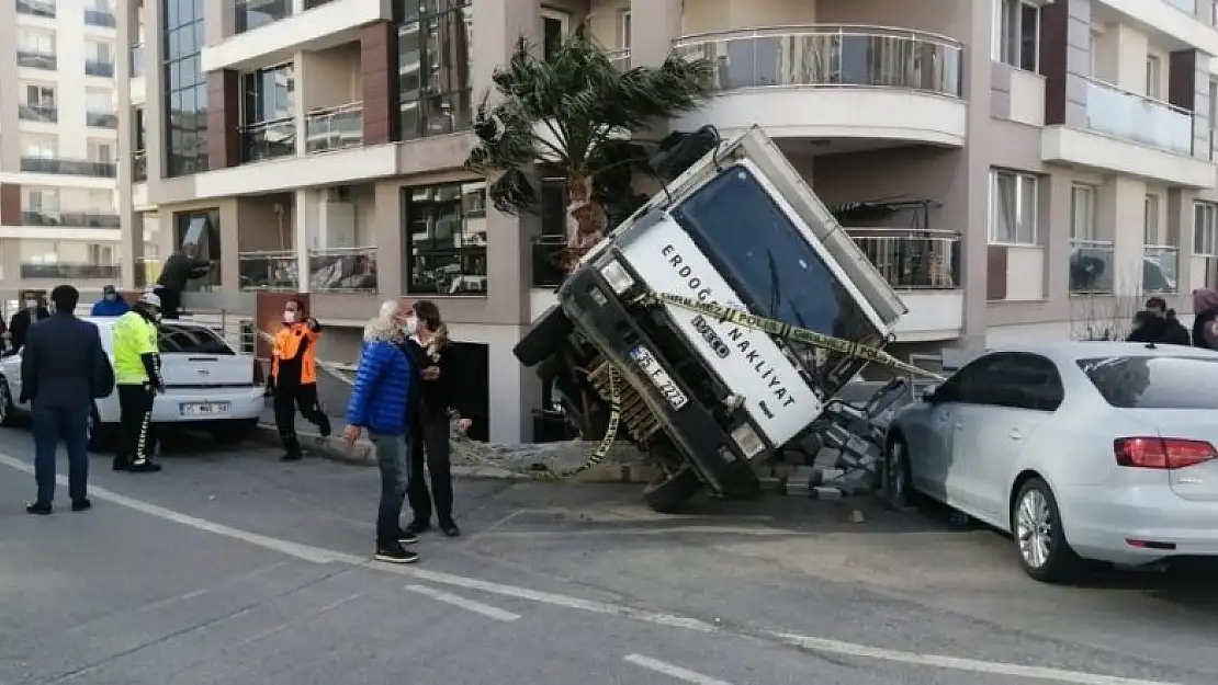 İzmir Aliağa'da freni patlayan kamyon ortalığı savaş alanına çevirdi