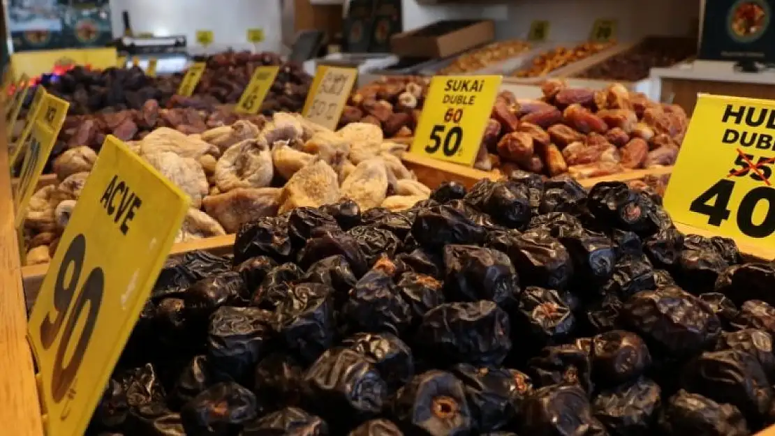 Ramazan ayının gözdesi hurmalar tezgahlardaki yerini aldı