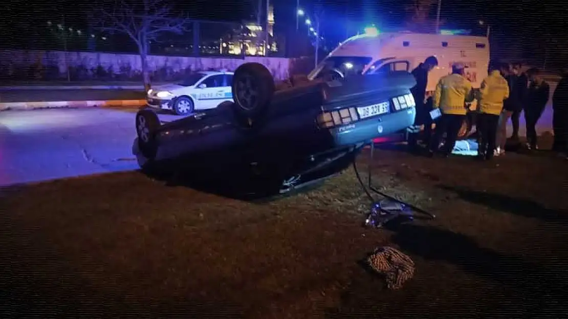 Konya'da refüje çarpan otomobil takla attı: 2 yaralı