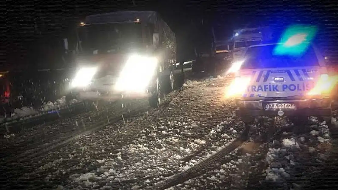 Konya-Antalya karayolu kar ve tipiye teslim! Görüş mesafesi sıfıra düştü