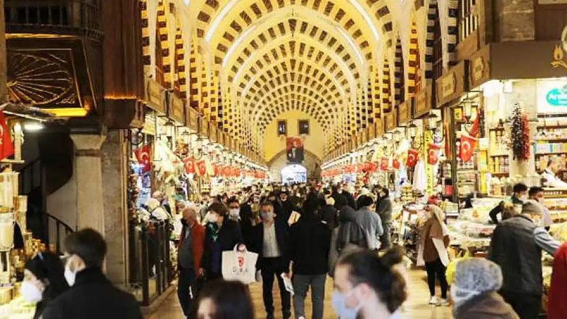 İftar öncesi yoğunluğu azaltmak için AVM ve mağazaların kapanış saati değişti