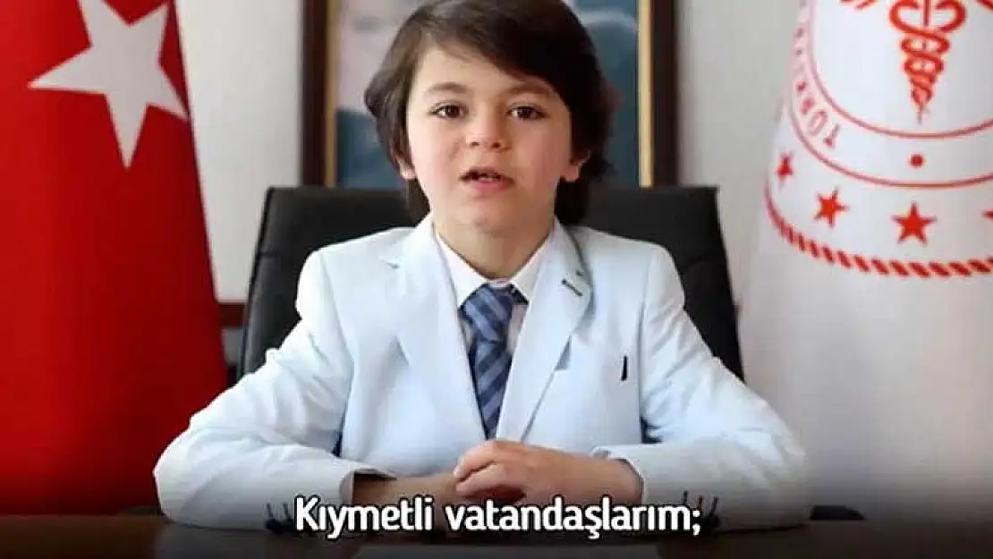 Bakan Koca'nın koltuğuna oturan çocuk kim?