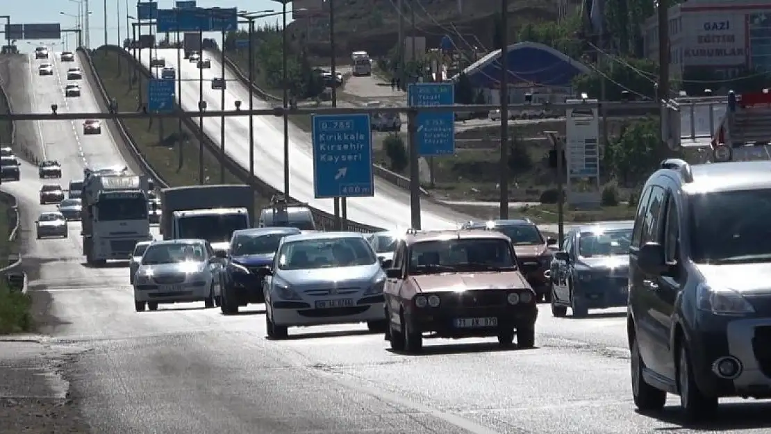 Tam kapanma sonrası 43 ilin geçiş noktalarında trafik yoğunluğu oluştu