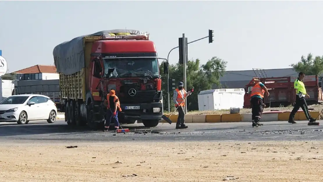 Ereğli'de tır ile kamyon çarpıştı: 2 yaralı