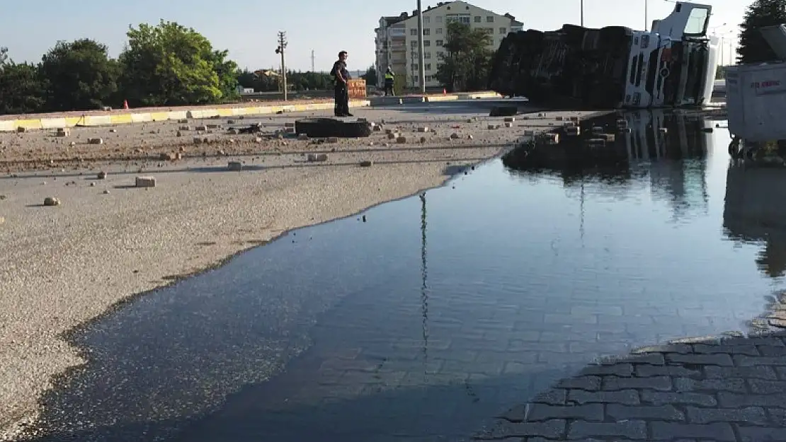 Konya'da motorin dolu tanker devrildi, yol adeta göle döndü