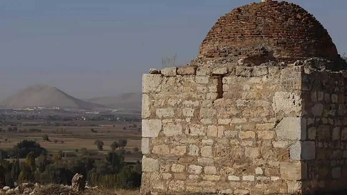 Ilgın'da bulunan tarihi Sungurbey Türbesi kaderine terk edildi