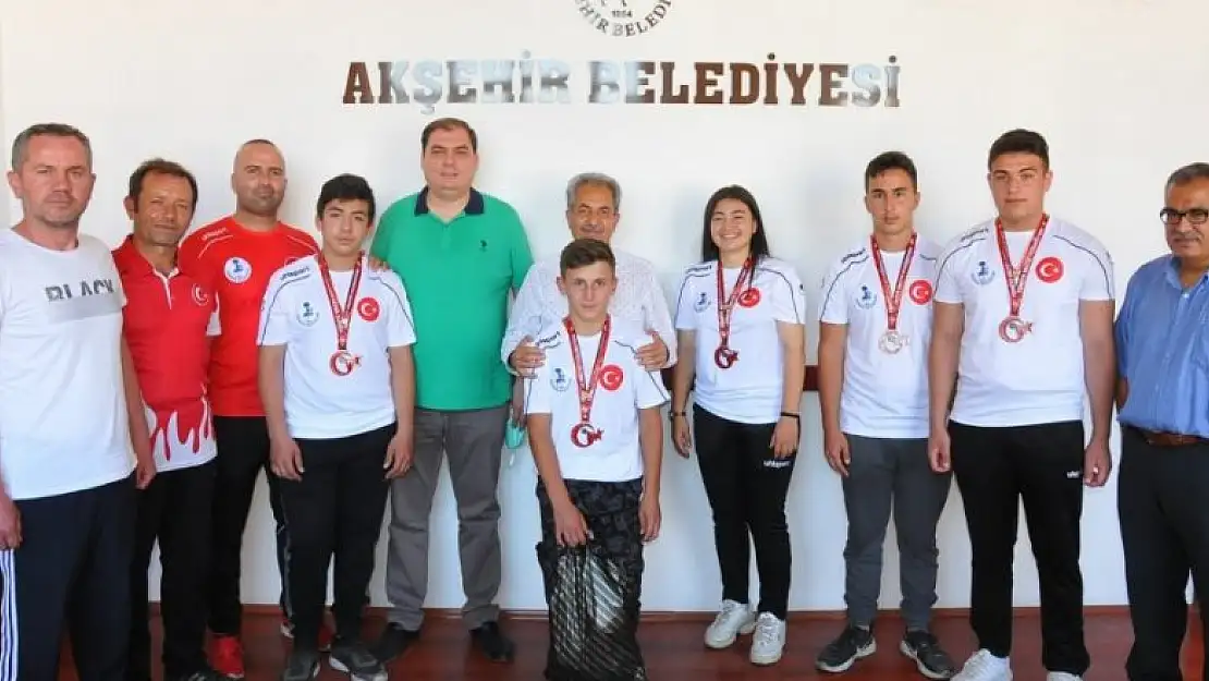 Akşehir Belediyesi başarılı sporcuları altınla ödüllendirdi