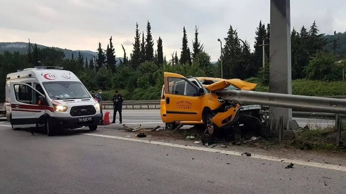 TEM'de feci kaza! Bariyerlere ok gibi saplanan aracın sürücüsü Fatih Kılıç hayatını kaybetti