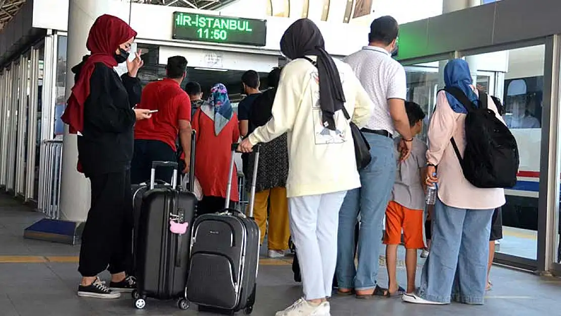 Konya YHT'de bayram yoğunluğu başladı