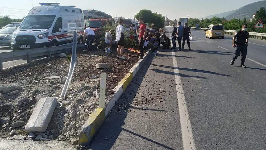 Konya'nın Akşehir ilçesinde refüje çarpan araçtaki 5 kişi yaralandı