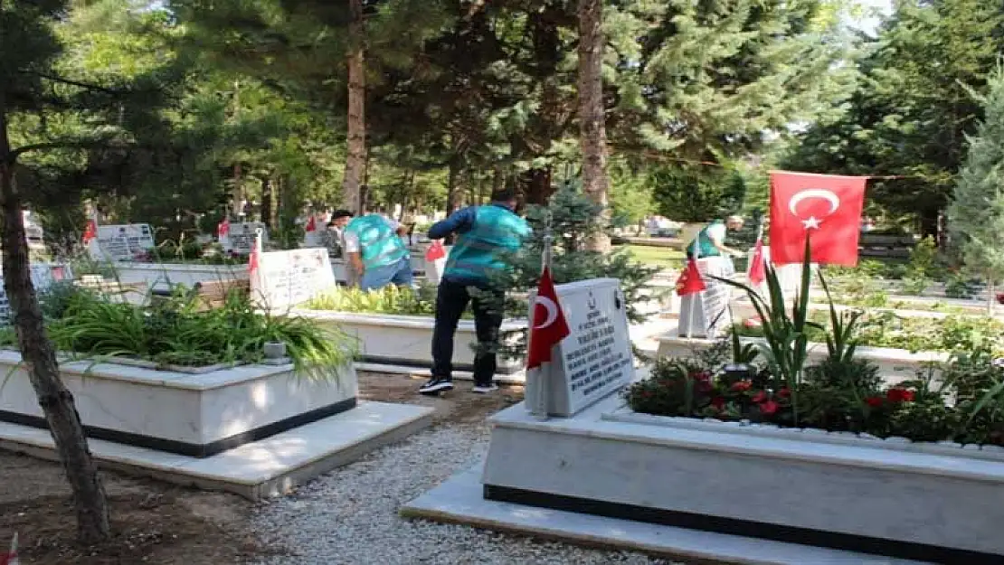 Konya'da gönüllü hükümlüler şehitliğin bakım ve temizliğini yaptı