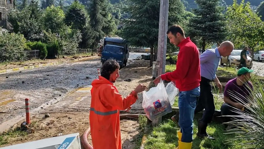 Kızılay Rize'de selden etkilenen vatandaşlar için teyakkuzda