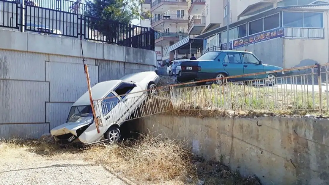 El freni çekilmeyen otomobil 5 metreden aşağı düştü