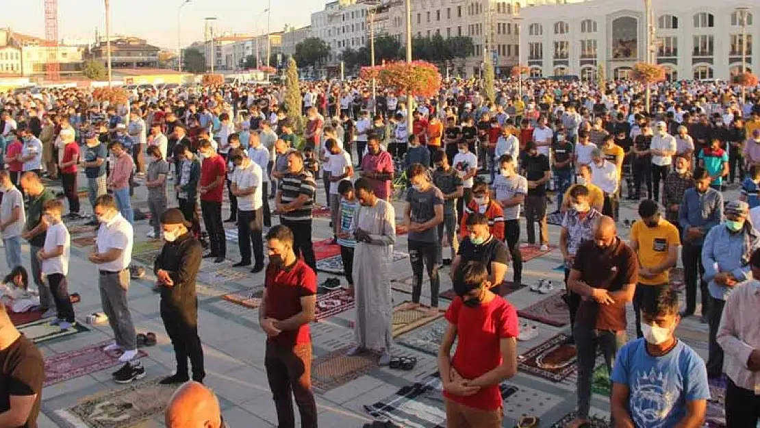 Binlerce Konyalı bayram namazı için Mevlana Meydanı'na akın etti