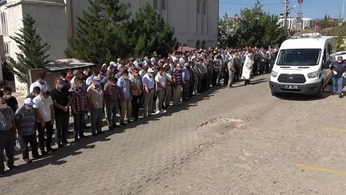 Konya'ya gelirken feci kazada hayatını kaybeden öğretmen çift ve çocukları toprağa verildi