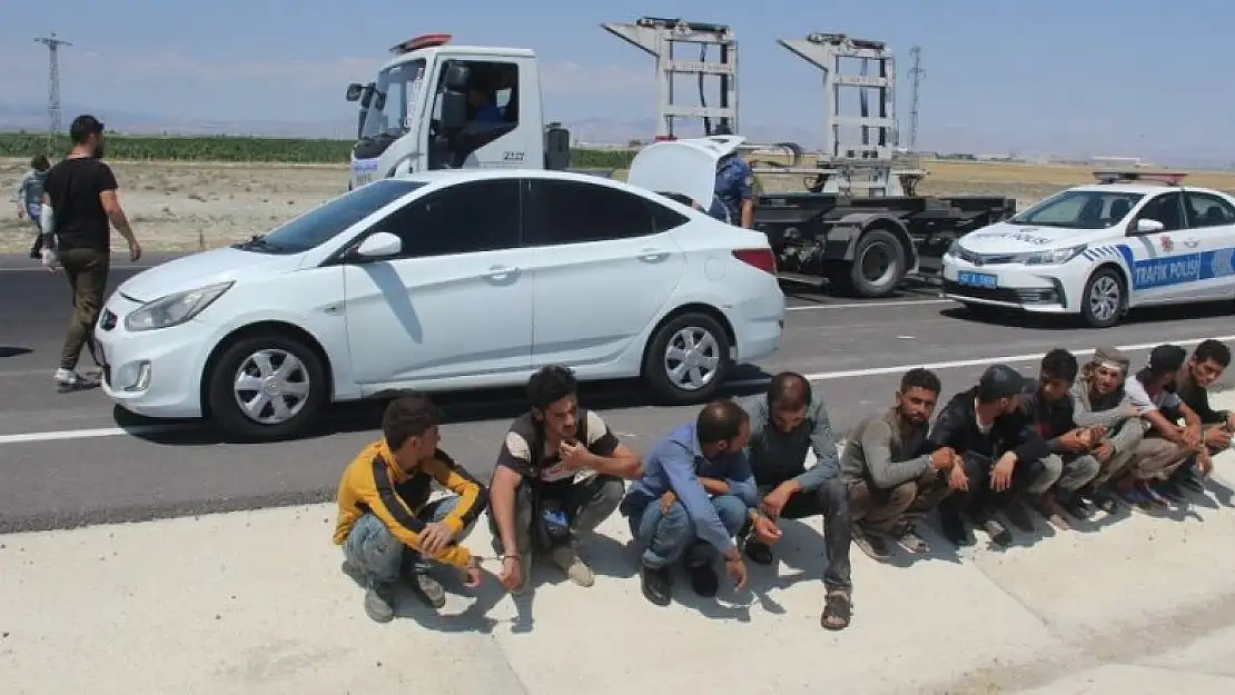 Konya'da uygulama noktasından kaçan otomobilde 10 göçmen yakalandı