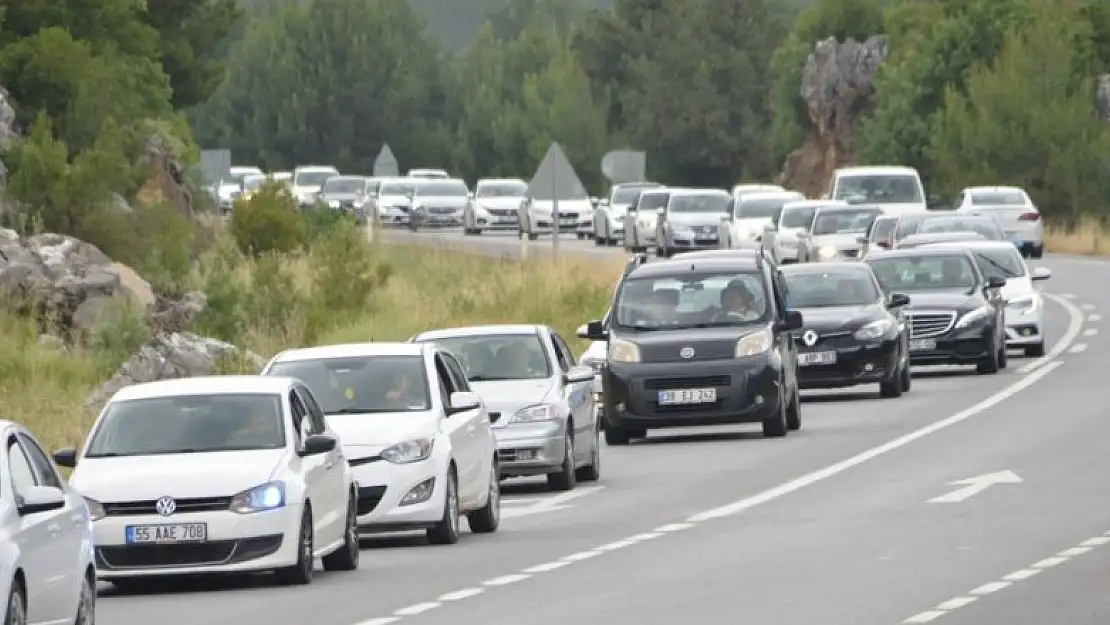 Antalya'dan dönen tatilciler Konya yolunda uzun kuyruklar oluşturdu