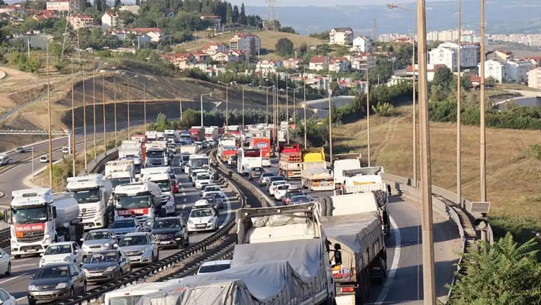 3 tırın karıştığı maddi hasarlı kaza TEM Otoyolu'nu kilitledi