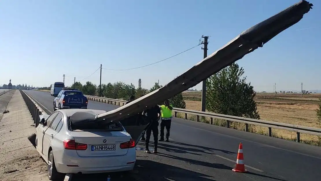 Konya'nın Akşehir ilçesinde korkuluklara çarpan otomobildeki 3 kişi yaralandı