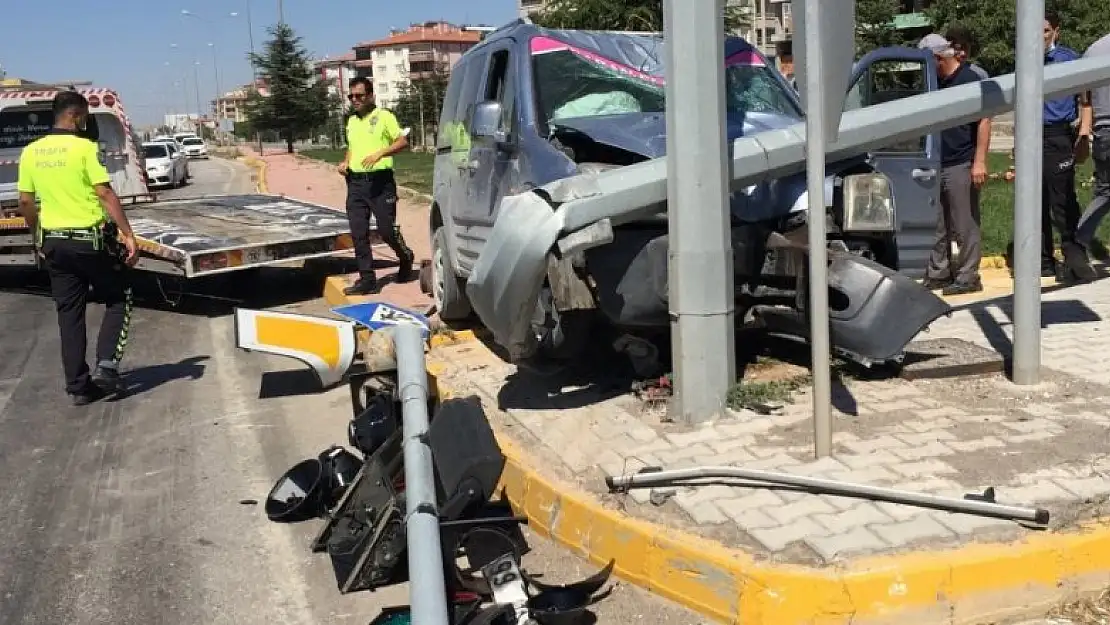 Konya'da hafif ticari araç aydınlatma direğine çarptı: 3 yaralı