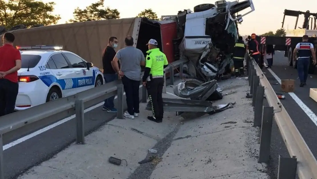 Konya'da devrilen tır karayolunu kapattı, sürücü öldü