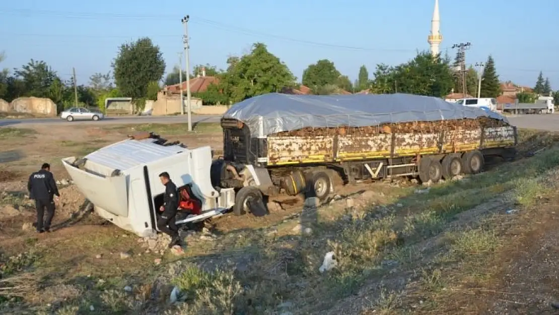 Konya'da odun yüklü tır şarampole indi: 1 yaralı