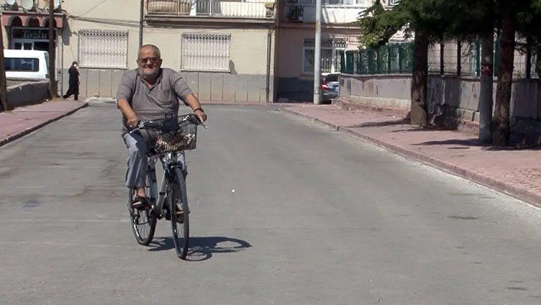 Konya'da 33 yıldır muhtarlık yaptığı mahallenin sokaklarını bisikletiyle geziyor