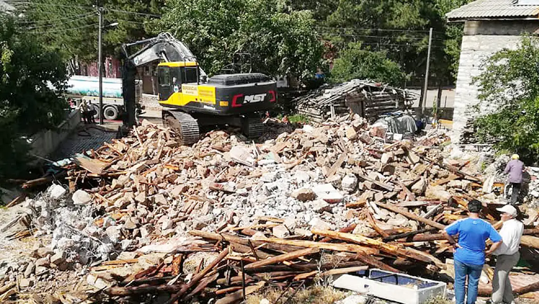 Derebucak'ta depremde ağır hasar gören binanın yıkımı gerçekleştirildi