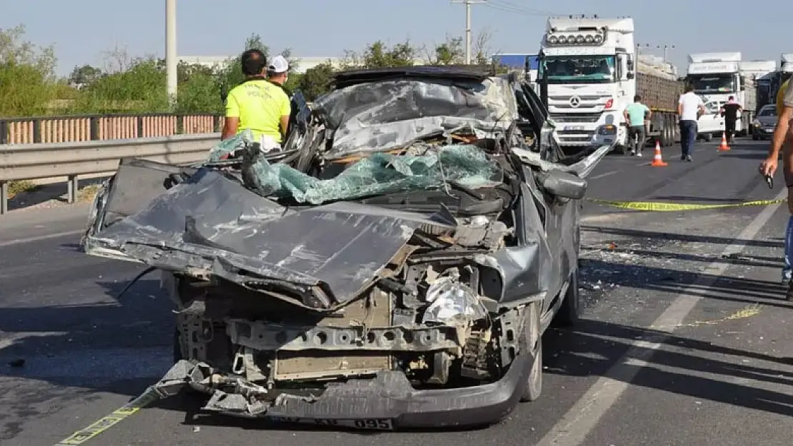 Konya'da tıra çarpan otomobilde 1 kişi öldü, 1 kişi yaralandı