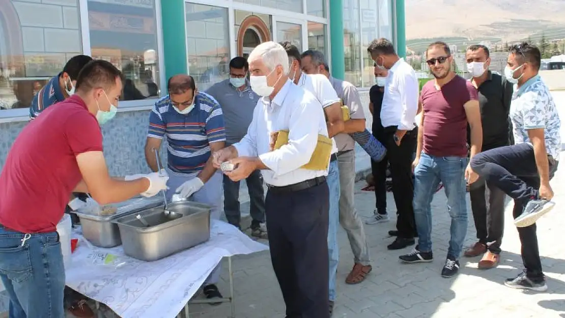 Yunak'ta esnaf tarafından aşure ikramı yapıldı