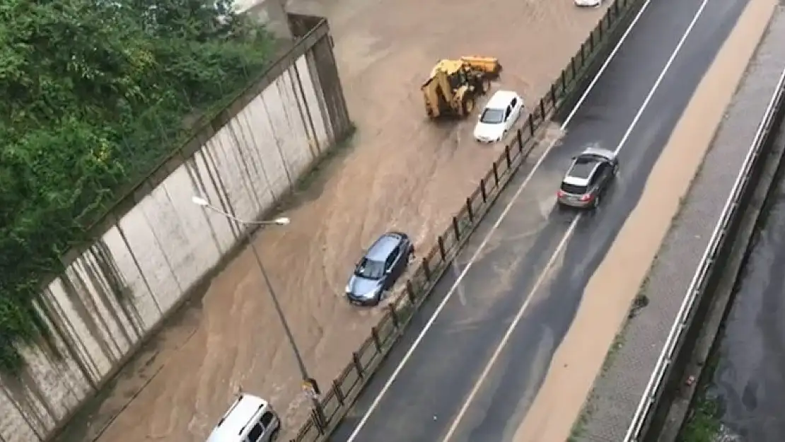 Rize'de sağanak yağış nedeniyle karayolu trafiğe kapandı