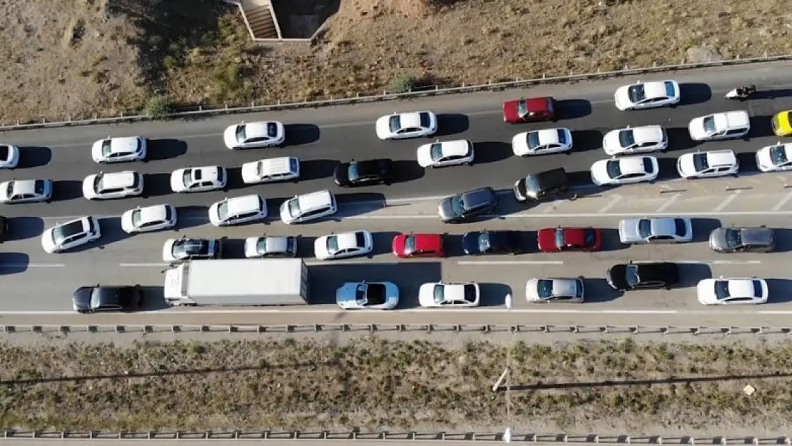 43 ilin geçiş güzergahında yoğun trafik: 'Kilit kavşak' havadan görüntülendi