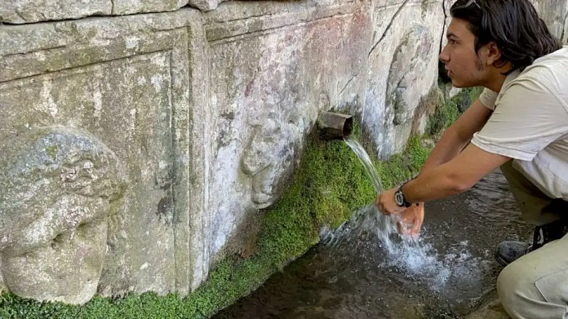 Görenler şok oldu... 2 bin yıllık lahitten 150 yıldır su akıyor