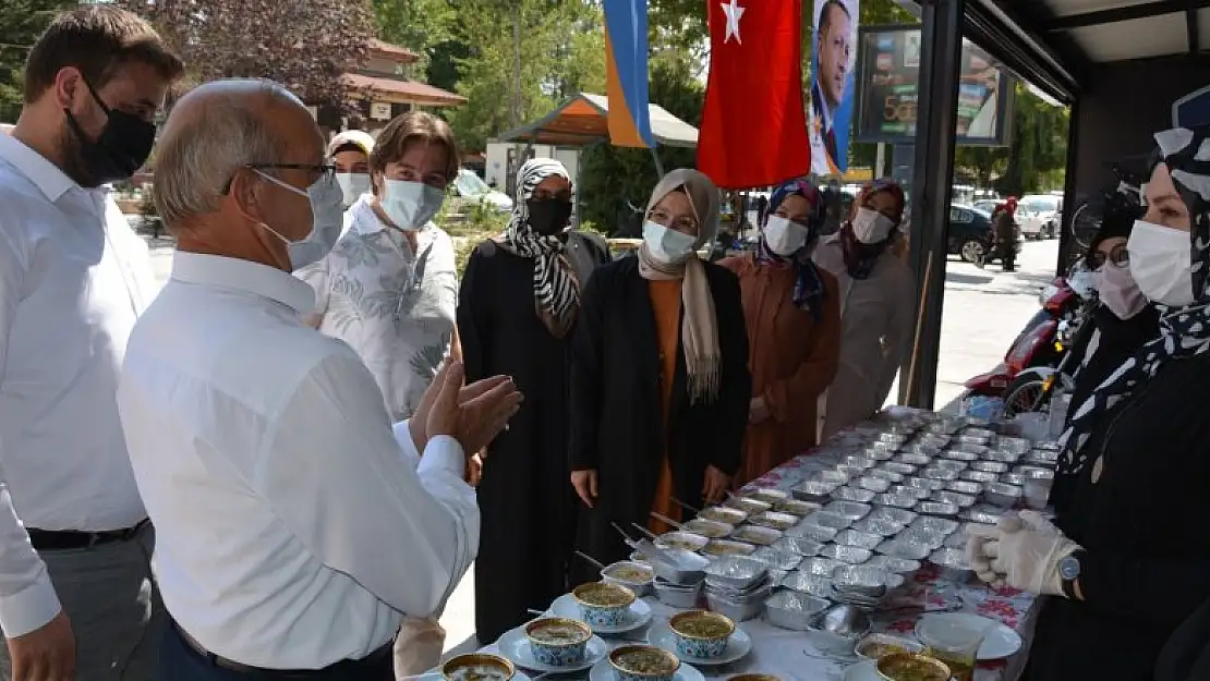 Ak Parti Çumra Kadın Kollarından Aşure İkramı