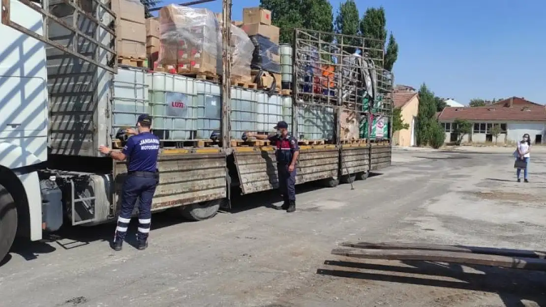 Tır dorsesindeki tanklarda 5 ton kaçak benzin yakalandı