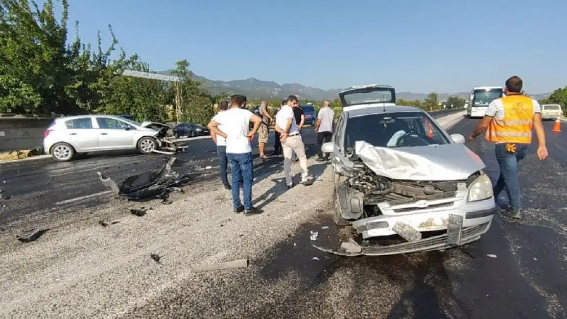 Dikkatsizce ana yola çıkmak isteyen sürücü kazaya sebep oldu 2 yaralı