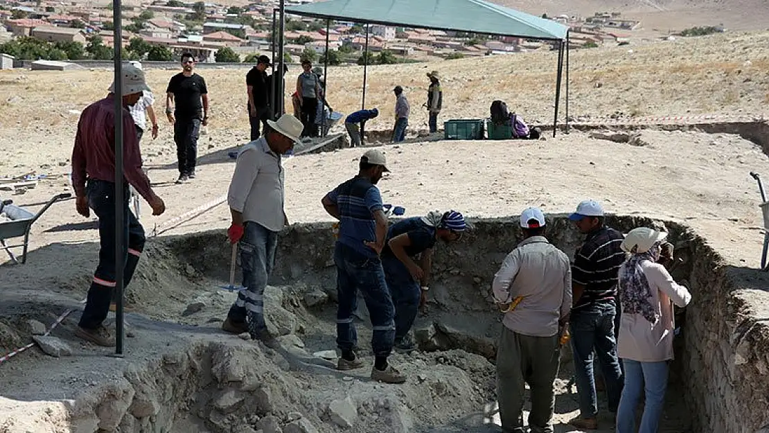 Konya'da Savatra Antik Kenti'nde tiyatro gün yüzüne çıkarılıyor