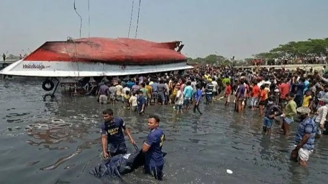 Bangladeş'te yolcu gemisi ve tekne çarpıştı: 21 ölü