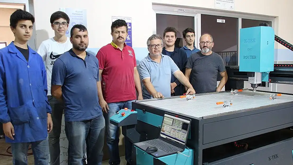 Konya'da meslek lisesi öğrencileri okullarında CNC makinesi üretti