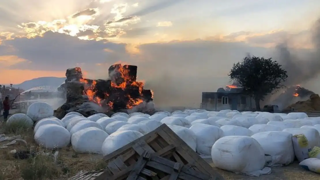 Tır üzerindeki saman balyaları alev alev yandı