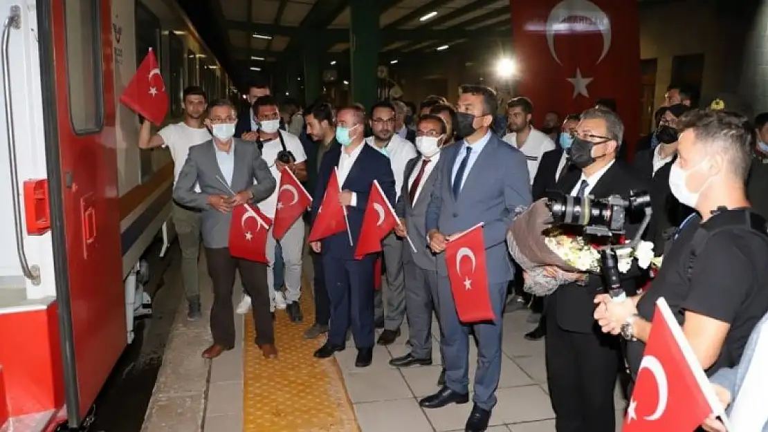 Zafer Treni 'Büyük Taaruz'un başladığı Afyon Kocatepe'ye ulaştı