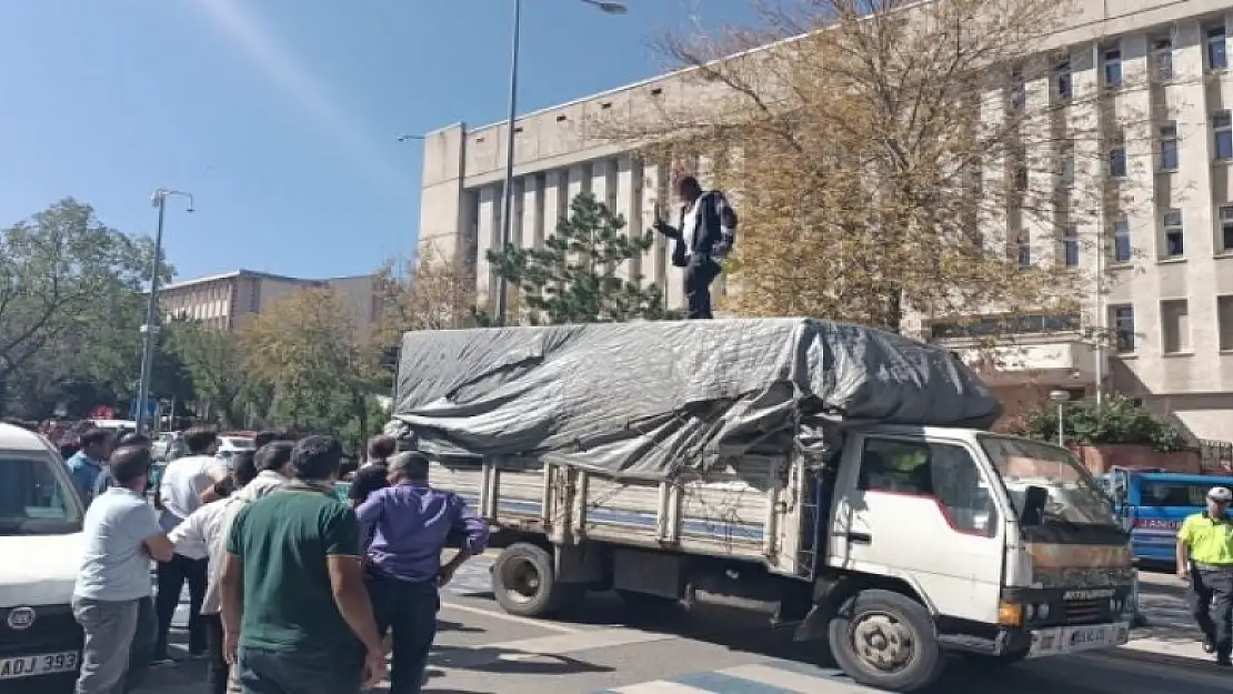 Adliye önünde bıçakla yüzünü parçalayıp, benzinle aracını yakmaya kalkıştı