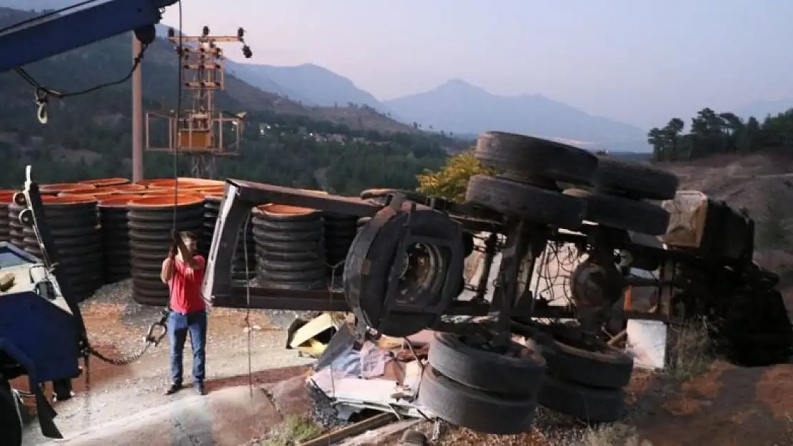 Kaçış rampasında beton bariyere çarpan kamyondaki 4 kişi öldü