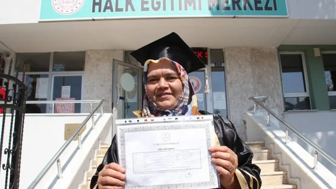 Konyalı Ayşe teyze 58 yaşında lise diploması aldı hedefi üniversite