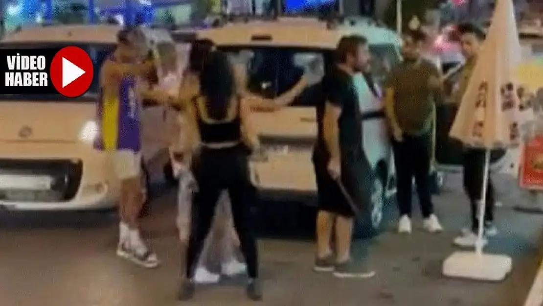 TikTok fenomenlerine laf attılar, sopayla dayak yediler