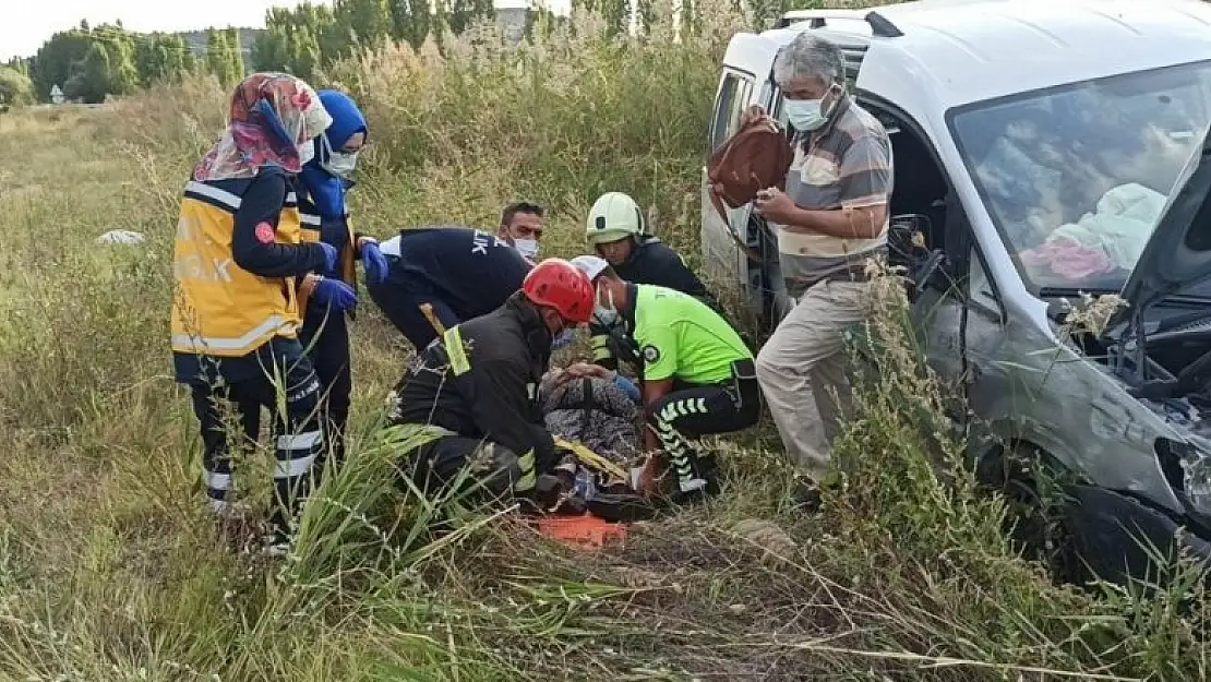 Konya'da kontrolden çıkan araç şarampole devrildi: 2 yaralı