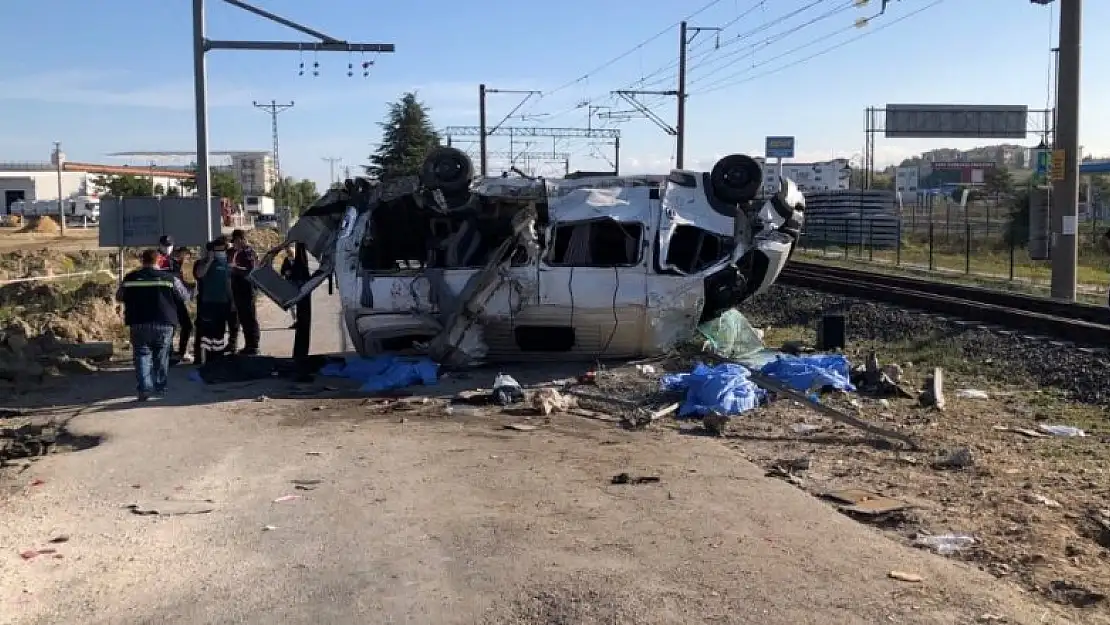 Yük treni işçi servisine çarptı: 4 ölü, 7 yaralı